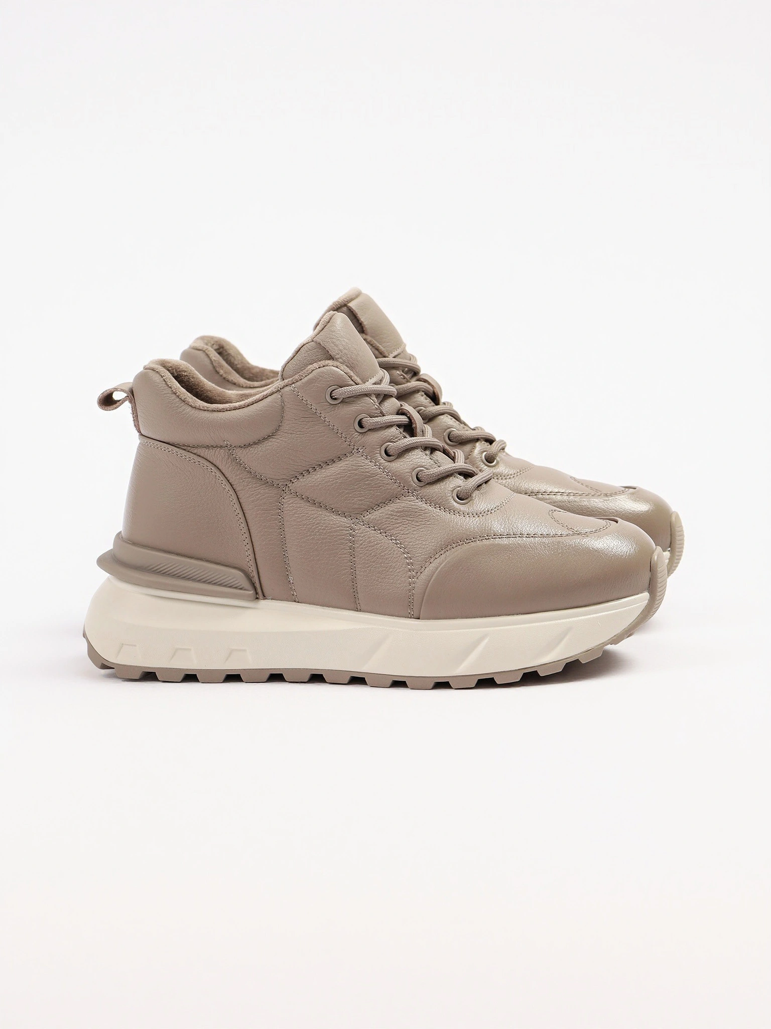 Кроссовки серого цвета на средней рельефной подошве